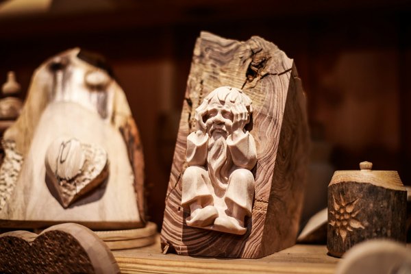 Where can tourists find the most detailed workshops on traditional British wood carving techniques?