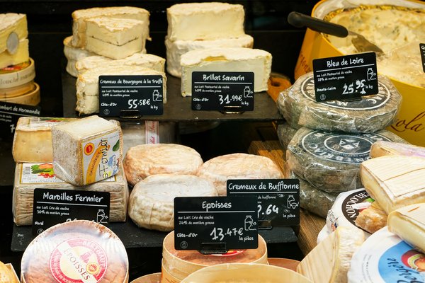 What are the best local delicacies to try at the Borough Market in London?